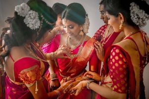 indische Hochzeit braut mit Brautjungfern