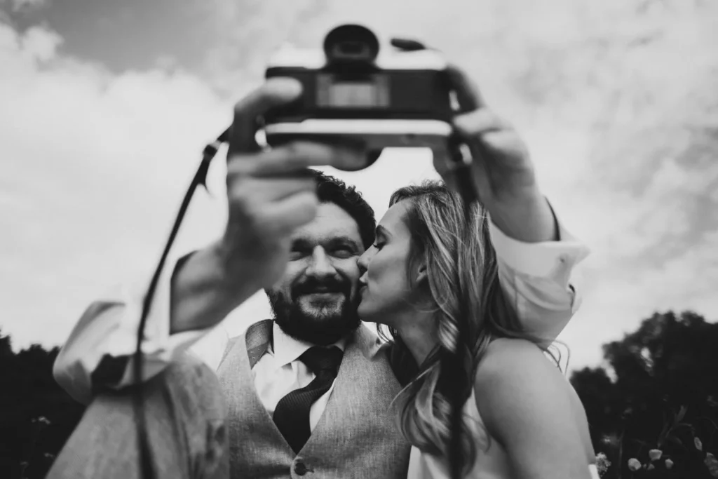 Deutsch: Hochzeitspaar macht Selfie mit alter Schwarzweißkamera Englisch: Wedding couple takes a selfie with an old black and white camera