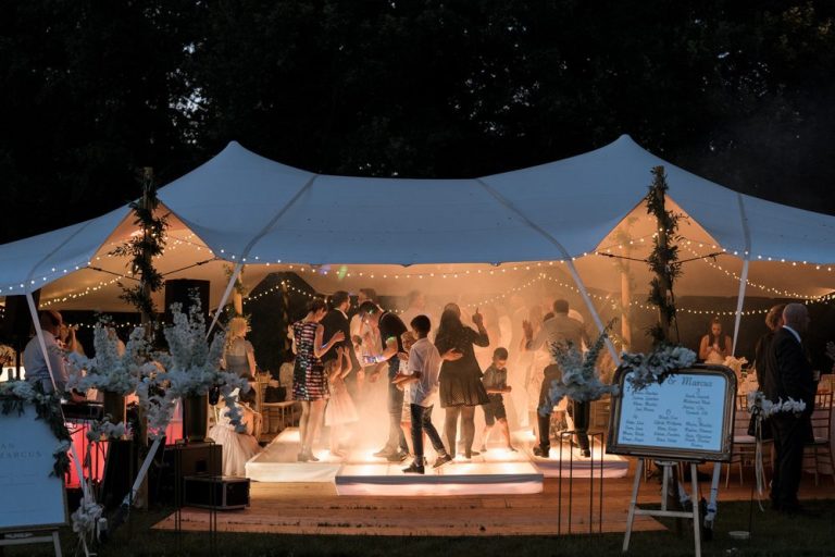 Deutsch: Weißes Hochzeitszelt, tanzende Gäste auf LED-Tanzfläche Englisch: White wedding tent, dancing guests on LED dance floor