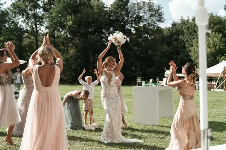 Deutsch: "Braut tanzt bei Outdoor-Hochzeit mit Brautjungfern im Lounge-Setup" Englisch: "Bride dancing at outdoor wedding with bridesmaids in lounge setup"