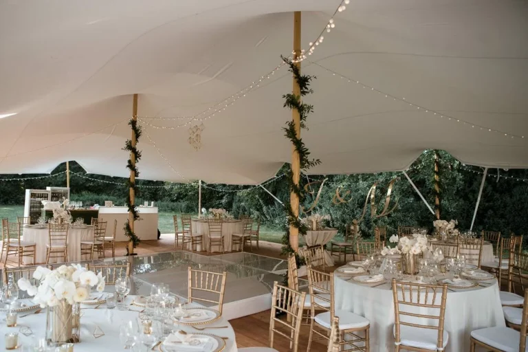 Deutsch: Elegantes Flexzelt in Weiß und Gold für amerikanische Hochzeit Englisch: Elegant white and gold flex tent for an American-style wedding