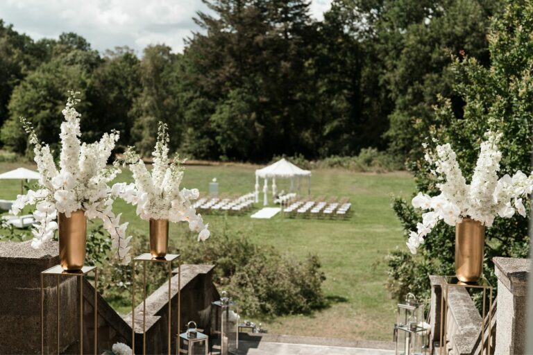 Deutsch: Weiße Outdoor-Hochzeit im Schlossgarten - Orchideenarrangements. Englisch: White outdoor wedding in the castle garden - Orchid arrangements.