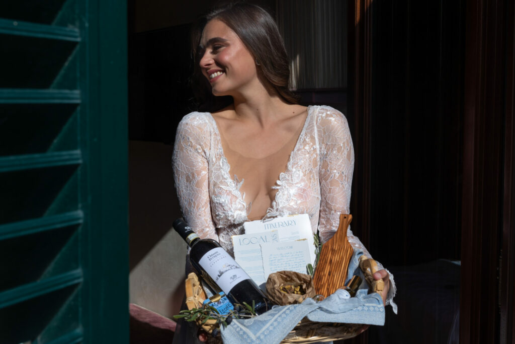 Deutsch: Braut auf Balkon in Florence, Willkommenskorb für Gäste Englisch: Bride on balcony in Florence, welcome basket for guests