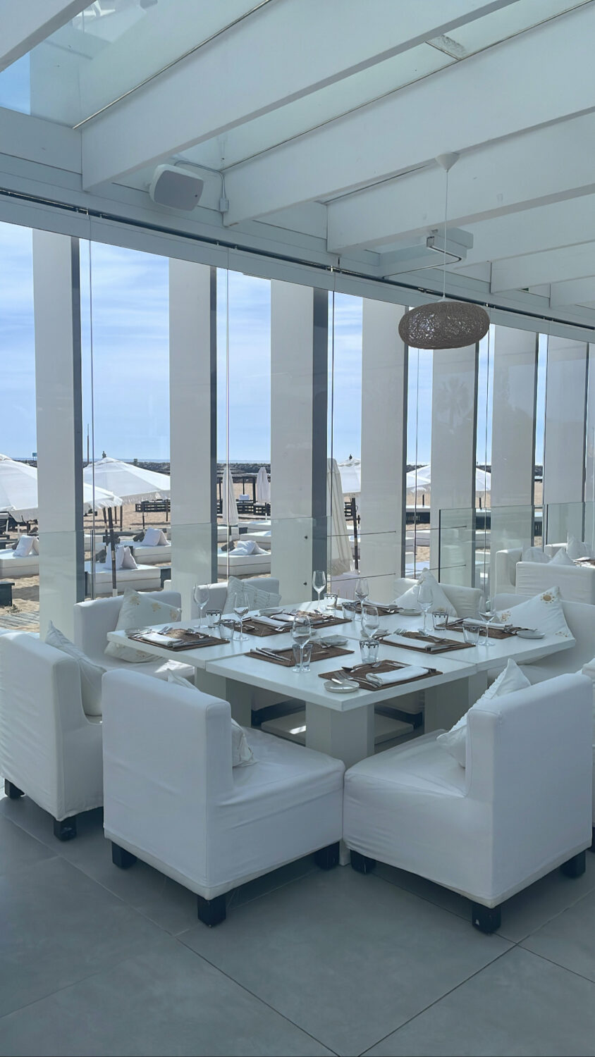 Deutsch: Modernes Strandrestaurant in der Algarve, Portugal, ideal für Events. Englisch: Modern beachfront restaurant in the Algarve, Portugal, perfect for events.