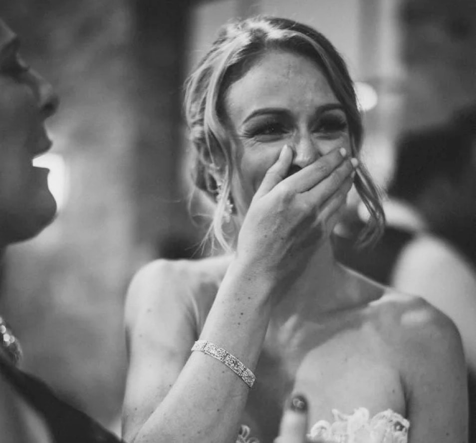 Deutsch: Braut bedeckt lachend den Mund nach einer Überraschung Englisch: Bride covers her mouth while laughing after being surprised