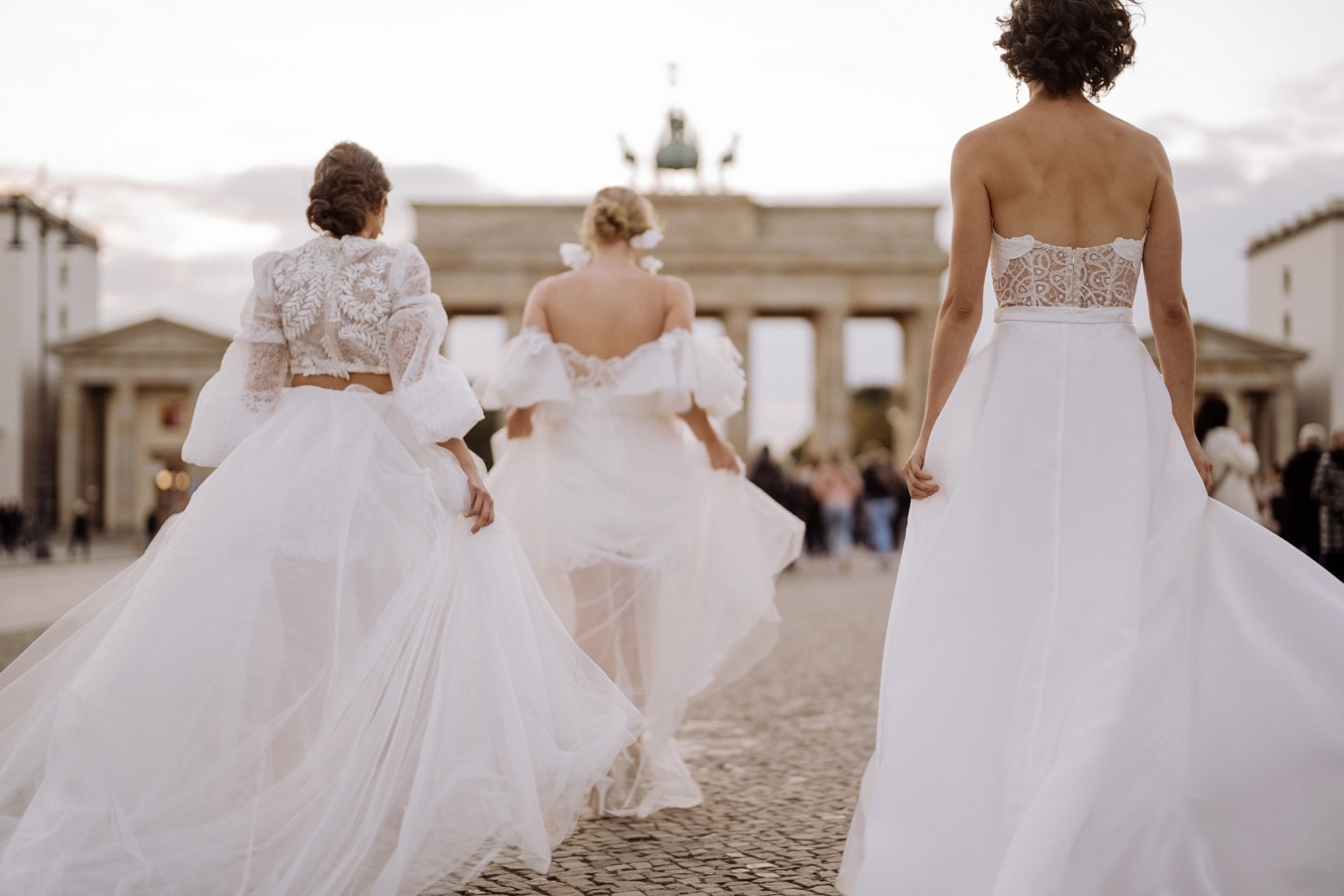 Deutsch: Drei Bräute gehen auf das Brandenburger Tor zu Englisch: Three brides walking towards the Brandenburg Gate