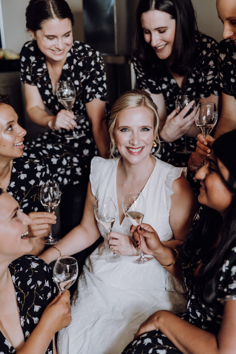 Deutsch: Braut und Brautjungfern trinken Champagner beim Ankleiden Englisch: Bride and bridesmaids drinking champagne while getting ready
