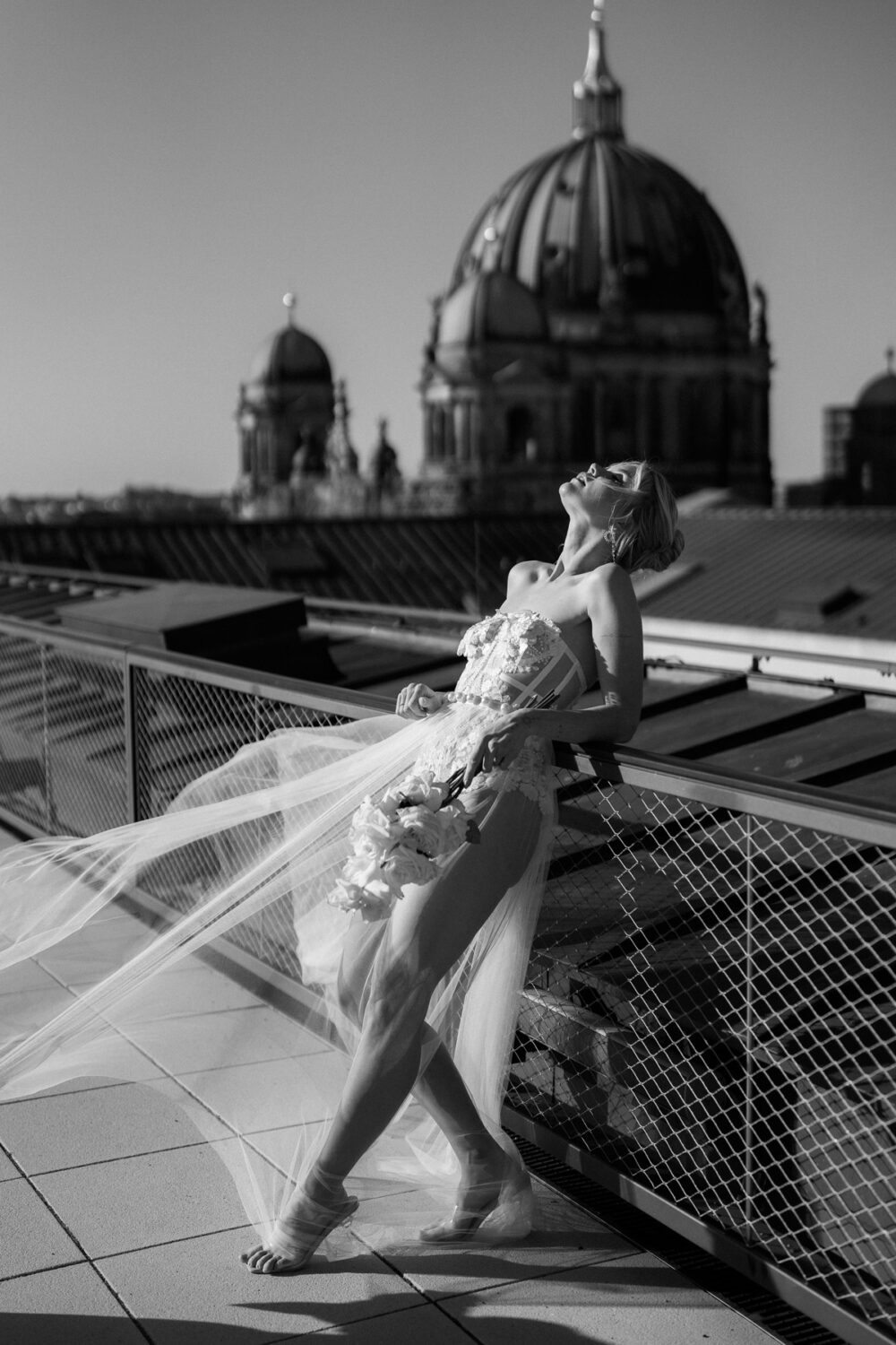 Deutsch: Braut posiert auf Terrasse mit Blick auf den Dom Englisch: Bride posing on terrace with view on Dom