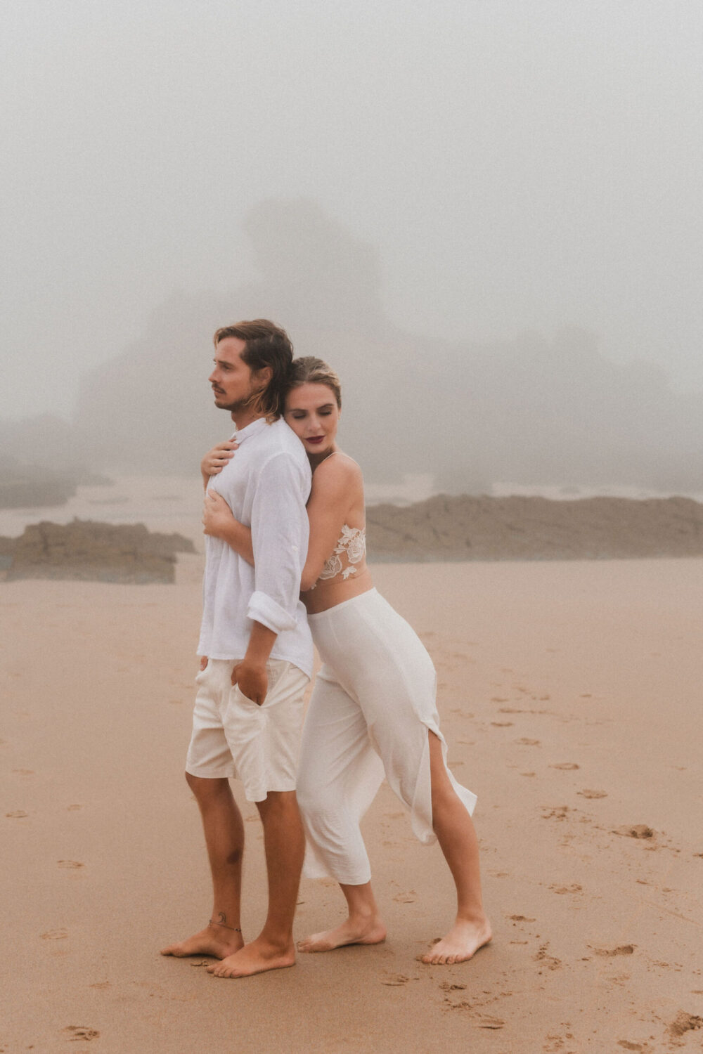 Deutsch: Hochzeitspaar erlebt innigen Augenblick am Strand Englisch: Wedding couple shares intimate moment on beach
