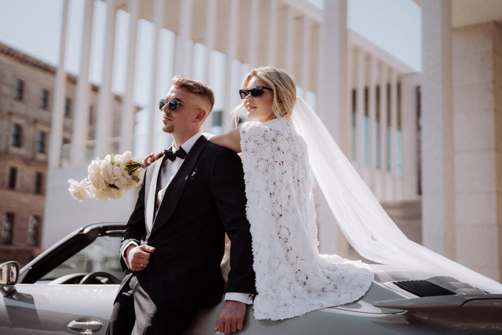 Deutsch: frischvermähltes Paar posiert mit Cabrio-Porsche Englisch: newlyweds posing with cabriolet Porsche