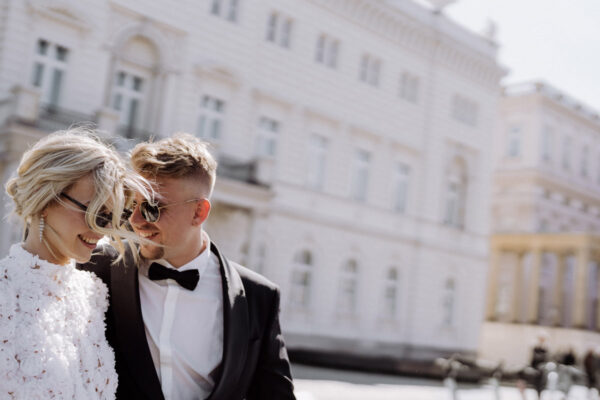 Deutsch: Stilvolle frischvermählte Paare beim Spaziergang Englisch: Stylish newlyweds walking