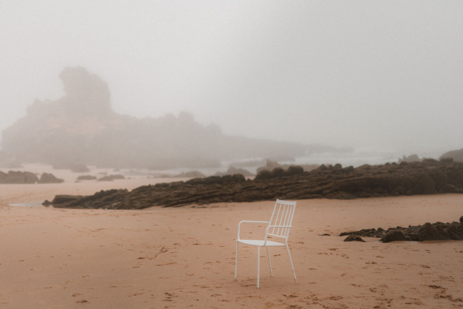 Deutsch: Weißer Stuhl am mystischen Strand Englisch: White chair on a mystic beach