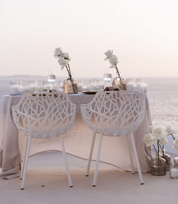 Deutsch: Hochzeitstisch auf einer Terrasse mit Blick aufs Meer auf Mykonos. Englisch: Wedding table on a terrace overlooking the sea in Mykonos.