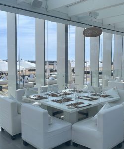 Deutsch: Modernes Strandrestaurant in der Algarve, Portugal, ideal für Events. Englisch: Modern beachfront restaurant in the Algarve, Portugal, perfect for events.