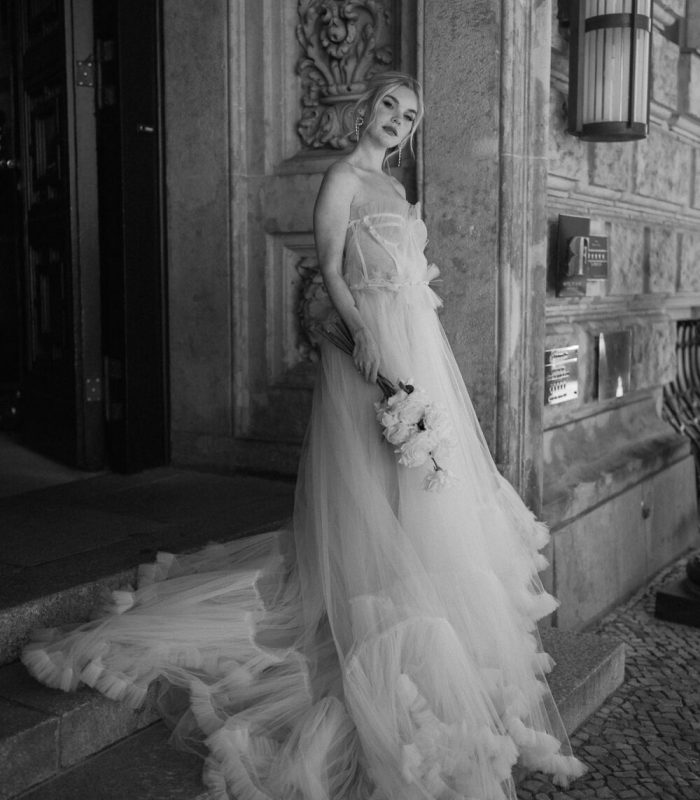 Deutsch: Braut betritt elegant Hotel de Rome Englisch: Bride gracefully enters Hotel de Rome