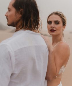 Deutsch: Braut und Bräutigam am nebligen Strandshooting Englisch: Bride and groom at foggy beach photoshoot