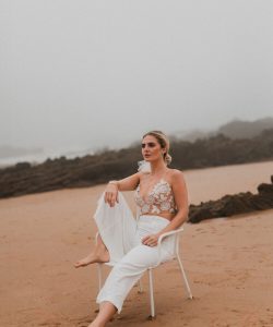 Deutsch: Vogue-Moment: Modische Braut sitzt auf Stuhl am Strand Englisch: Vogue-moment: Fashionable bride seated on chair at the beach