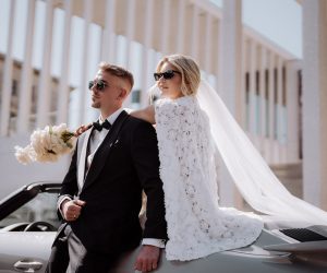 Deutsch: frischvermähltes Paar posiert mit Cabrio-Porsche Englisch: newlyweds posing with cabriolet Porsche