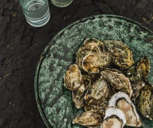 Deutsch: Austern auf großem grünem Teller Englisch: Oysters on large green plate